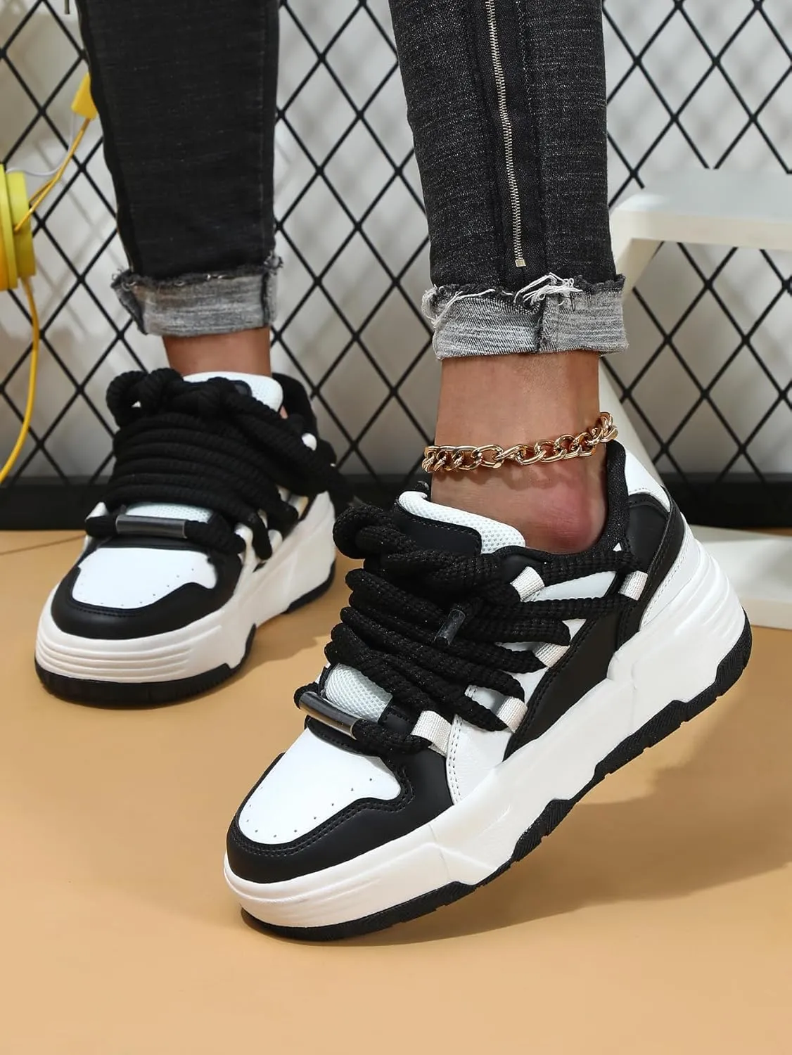 Couples Fashion Low Top Lace-Up Comfortable Stylish Casual Walking Skateboard Shoes, Street Sneakers for Men and Women