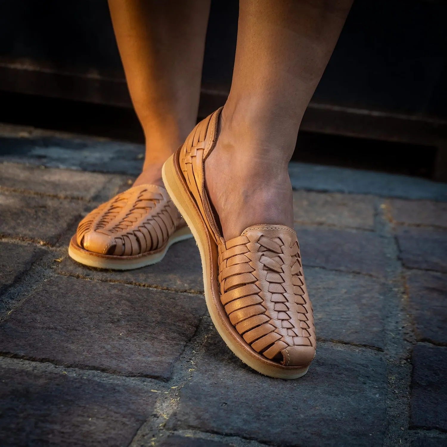 Mexico en la Piel Women's Handmade Leather Huarache Sandals – Genuine Beige Leather, Closed Toe, Casual Slip-On Flats with Interwoven Straps, 2cm Crepe Sole – Water-Resistant and Comfortable