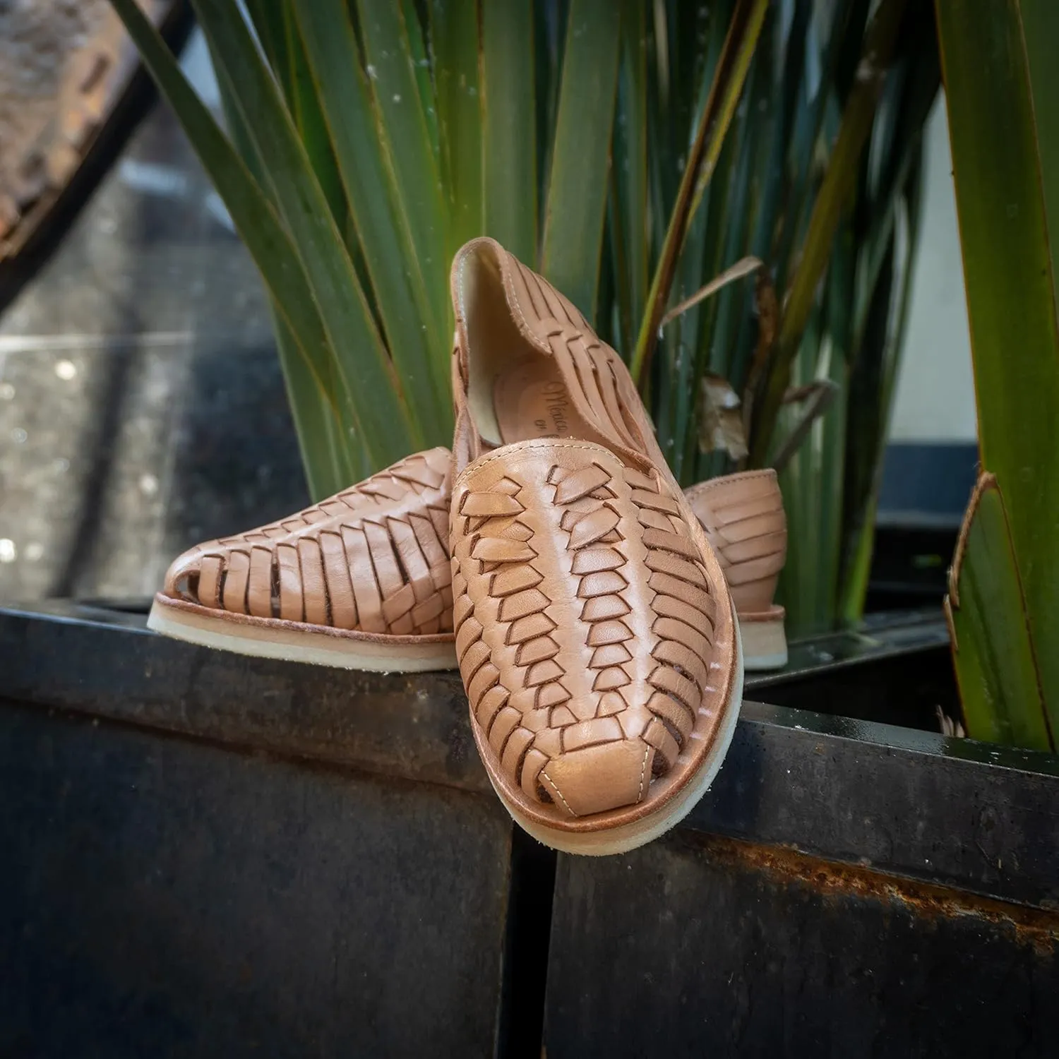 Mexico en la Piel Women's Handmade Leather Huarache Sandals – Genuine Beige Leather, Closed Toe, Casual Slip-On Flats with Interwoven Straps, 2cm Crepe Sole – Water-Resistant and Comfortable