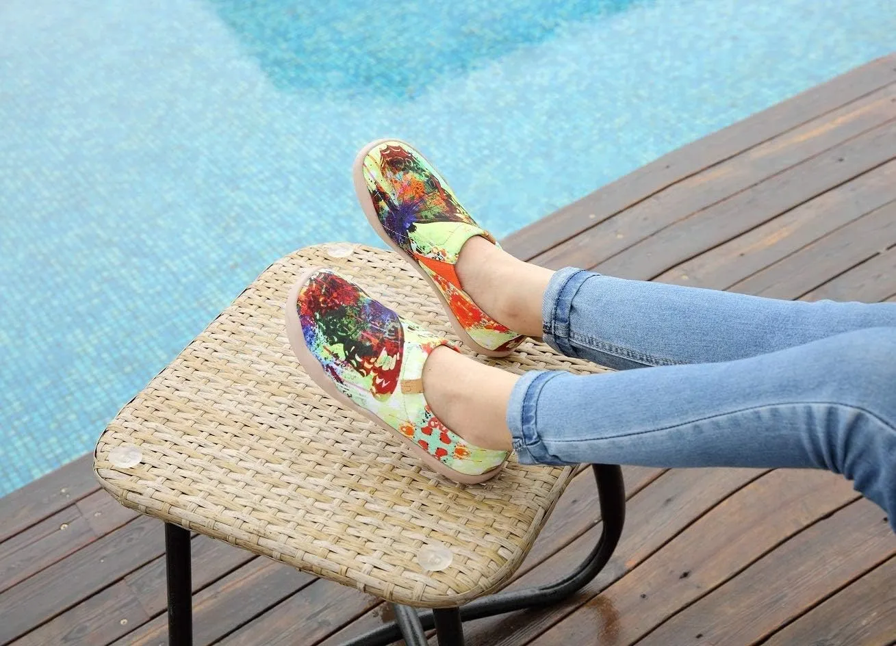 UIN Women's Artistic Slip-On Shoes Vibrant Floral Casual Loafers Lightweight Comfortable Travel Footwear