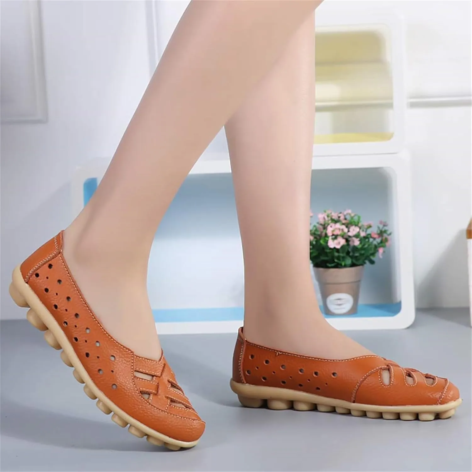 Women's Comfortable Leather Loafers Slip On Walking Flats Casual Round Toe Moccasins Wild Nurse Orthopedic in Hollow Sandals Summer Slip-On 2025 Driving Breathable Fashion Soft Shoes